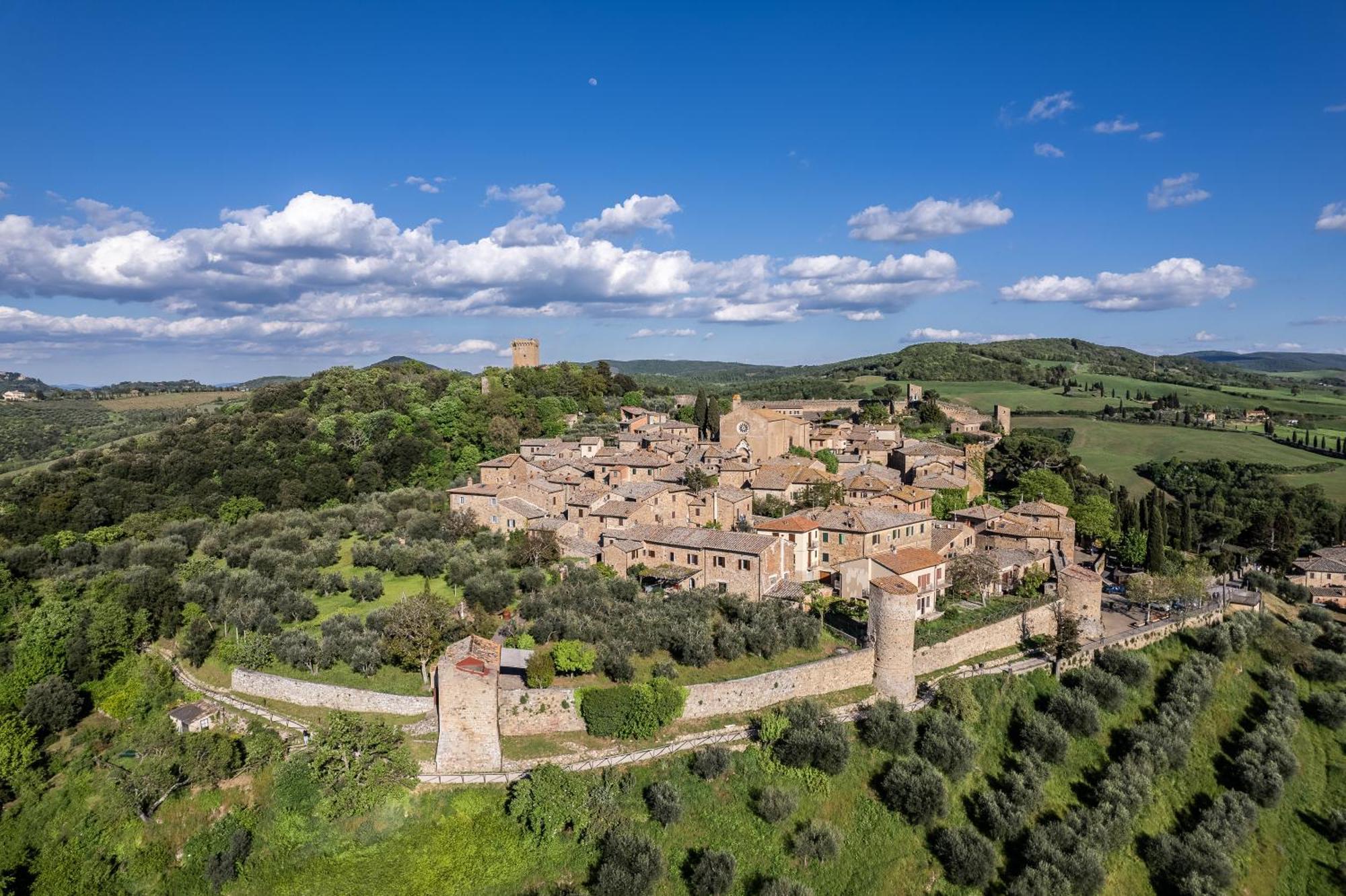In The Historical Village With Garden Pienza, Siena *